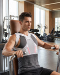 Uomo esegue chest press in palestra indossando il correttore di postura PostureCo